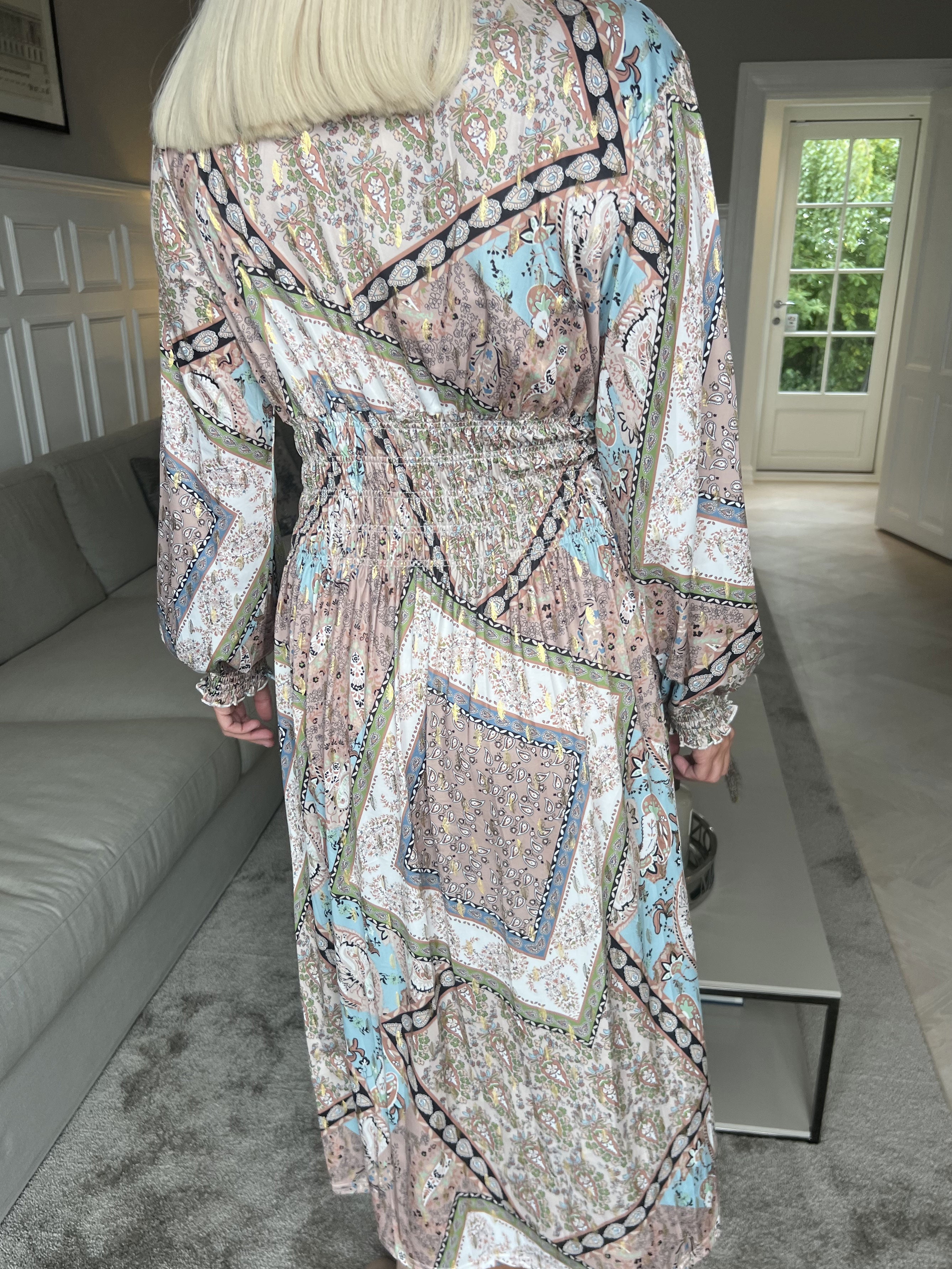 Pams Paisley Midi L/S - Elastisk klänning i skrynkelfritt tyg med långa ärmar